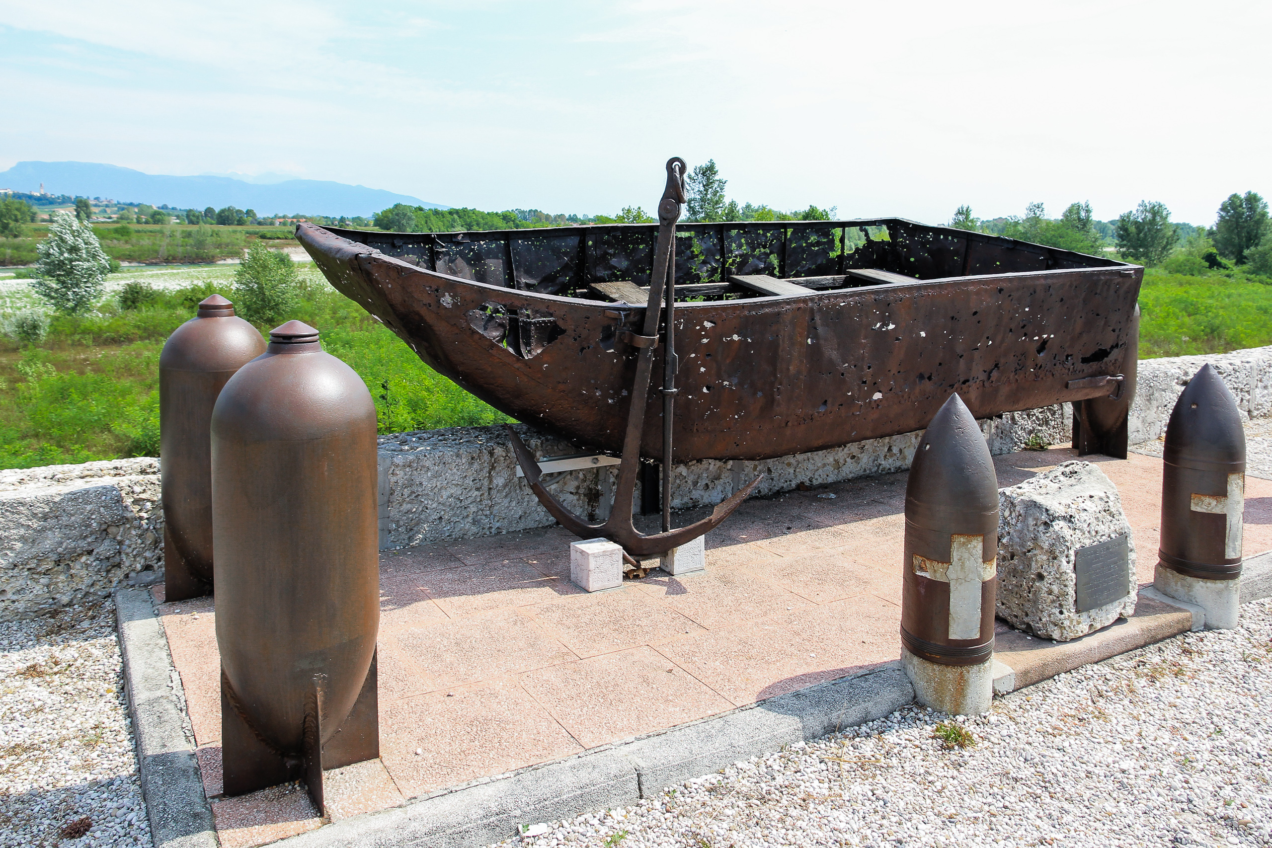 Denkmal bei Nervesa della Battaglia – ein Boot der Kriegsbrücken, Anker und Granathülsen